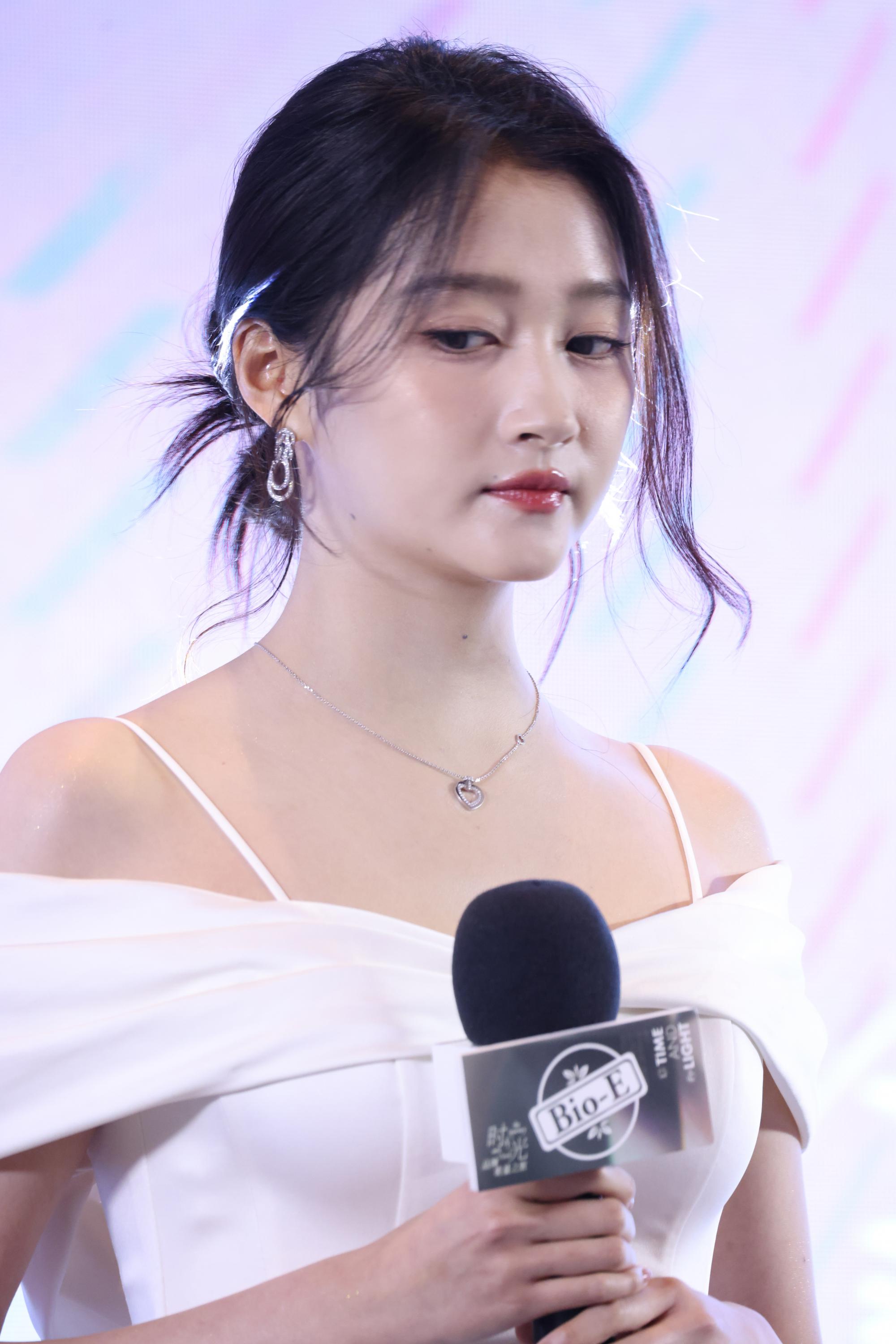 关晓彤现场漏香肩迷人生图照[5]